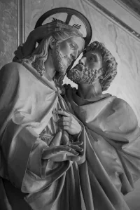 sculptures of judas and jesus christ